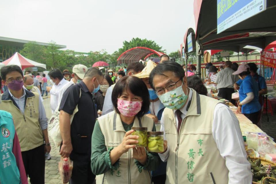 市長黃偉哲和太太劉育菁，都喜歡情人果的酸甜戀愛滋味。（記者陳佳伶攝）