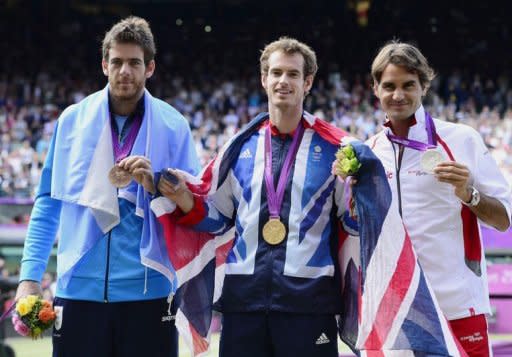 Great Britain's Andy Murray (C), Switzerland's Roger Federer (R) and Argentina's Juan Martin del Potro pose after receiving their gold, silver and bronze medals respectively, at the end of the men's singles tennis tournament of the London 2012 Olympic Games, at the All England Tennis Club in Wimbledon, southwest London