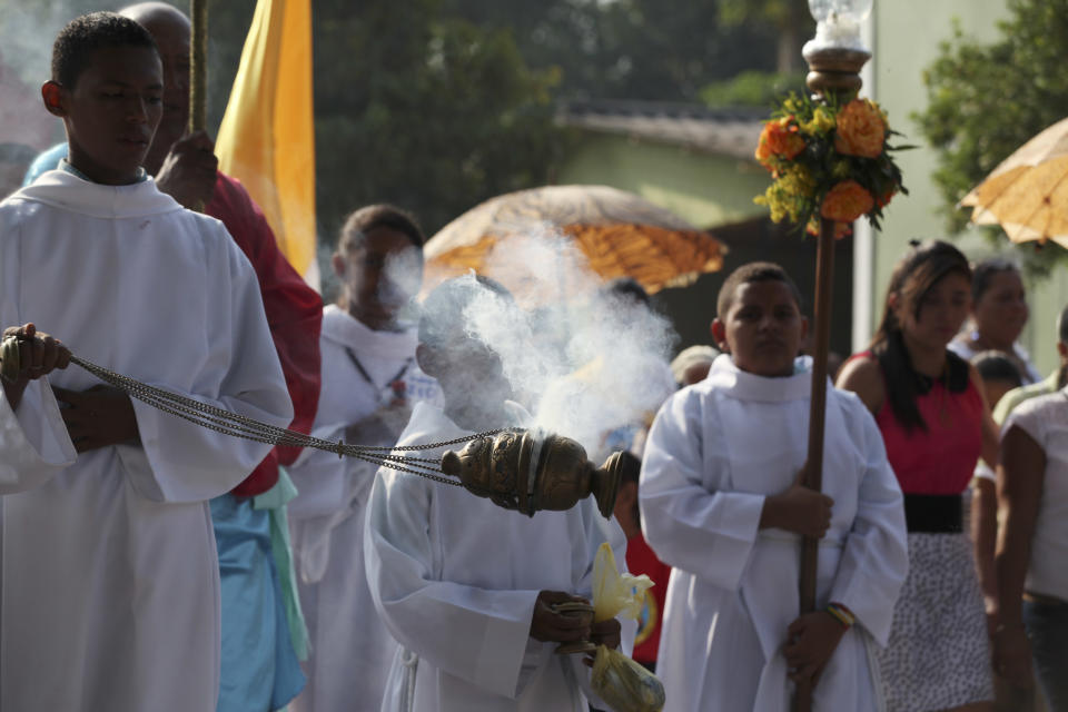 Feligreses participan en la procesión del Viernes Santo en Aracataca, la ciudad natal del Nobel de Literatura colombiano Gabriel García Márquez, el viernes 18 de abril del 2014. García Márquez murió el día previo en la Ciudad de México. (AP Foto/Ricardo Mazalan)