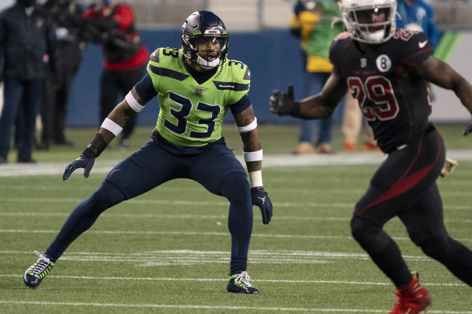 ARCHIVO - En imagen de archivo del 19 de noviembre de 2020, el defensive back Jamal Adams, de los Seahawks de Seattle, sigue el desarrollo de una jugada ofensiva de los Cardinals de Arizona en duelo de la NFL en Seattle. (AP Foto/Stephen Brashear, archivo)