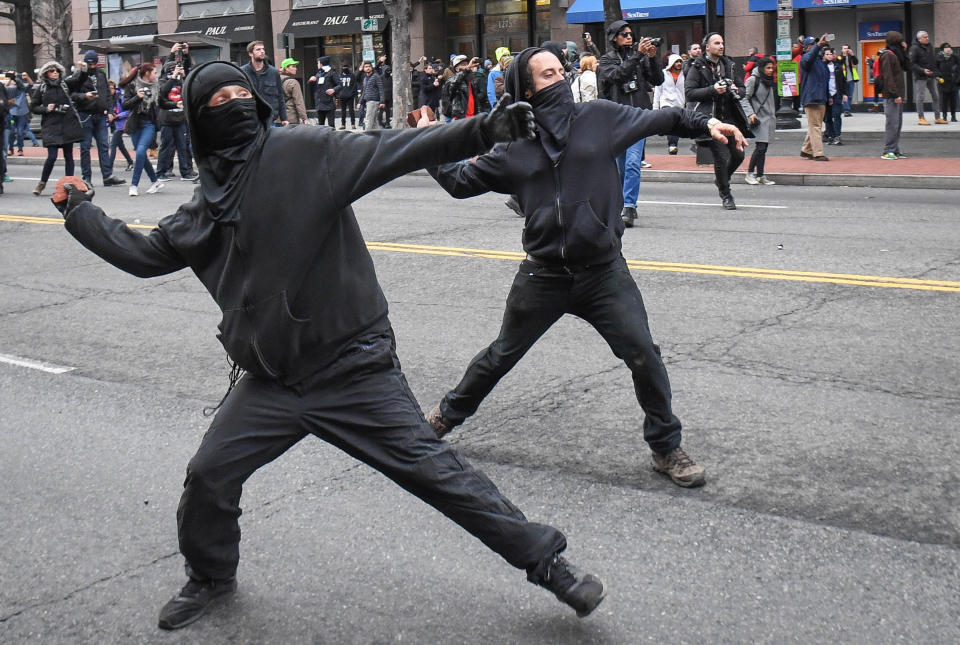 Protesters throw rocks at police during a protest near the inauguration of President Donald Trump in Washington, D.C., Jan. 20, 2017. (Photo: Bryan Woolston / Reuters)