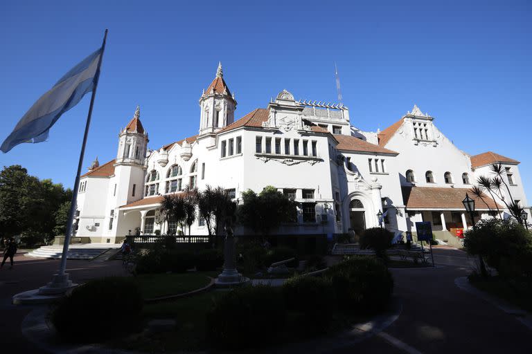 Fotos del edificio antiguo, El castillo, de la sede del Club GEBA en Av. Figueroa Alcorta 5575