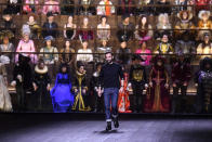 Conscient que cette Paris Fashion Week n’a pas été la fête qu’elle est habituellement, notamment à cause de l’épidémie de COVID-19, Nicolas Ghesquière a publié sur le compte Instagram Louis Vuitton un touchant message. Le directeur artistique l’a adressé à tous les amis de la maison de couture étant dans l’incapacité de se déplacer pour voir le défilé AH 2020-21. "Nous vous prions d’accepter toutes nos pensées remplies d’espoir et d’unité en ces temps difficiles". Quelques heures plus tard, le créateur français s’est fait longuement applaudir par le public, enchanté par le spectacle historique… dans tous les sens du terme ! ©Getty Images