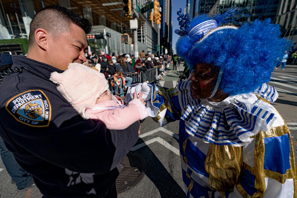 Ein Polizist und sein Baby bei der Thanksgiving Day Parade in New York City am 23. November 2023.