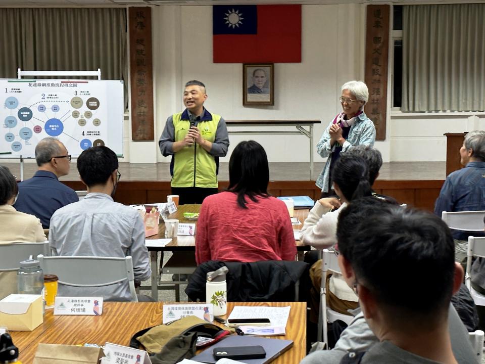 「花蓮生態保育綠色網絡發展建置計畫」成果分享與交流大平台會議，由黃群策（左）與NGO團體共同主持。（圖：花蓮林保分署提供）