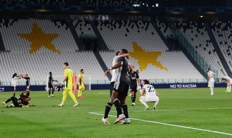 Foto del viernes de los futbolistas del Olympique Lyonnais celebrando la clasificación a los cuartos de final de la Champions
