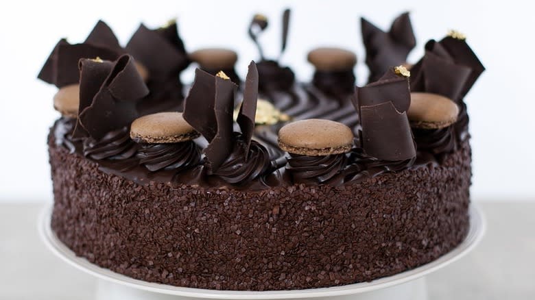 chocolate cake with macarons and ganache
