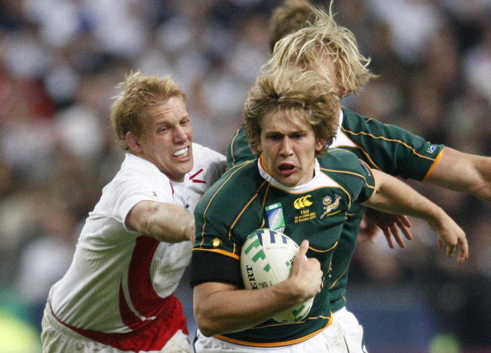 South Africa's Francois Steyn (C) breaks a tackle by England's Lewis Moody in the Rugby World Cup final against England at the Stade de France Stadium in Saint-Denis, near Paris, October 20, 2007.   REUTERS/Charles Platiau  (FRANCE)