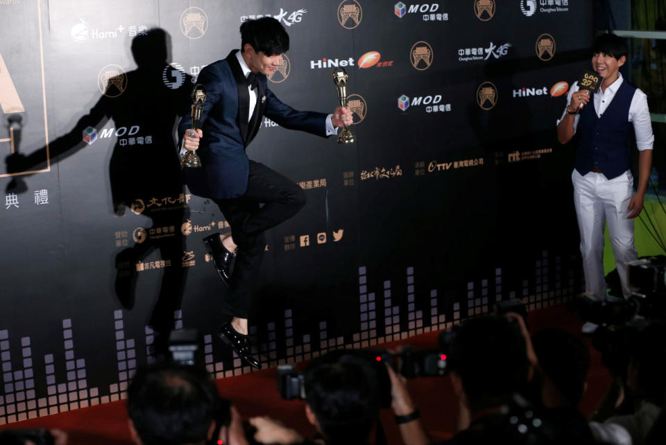 Singapore singer JJ Lin poses after winning the Best Mandarin Male Singer award at the 27th Golden Melody Awards in Taipei, Taiwan June 25, 2016. (Reuters/Tyrone Siu)