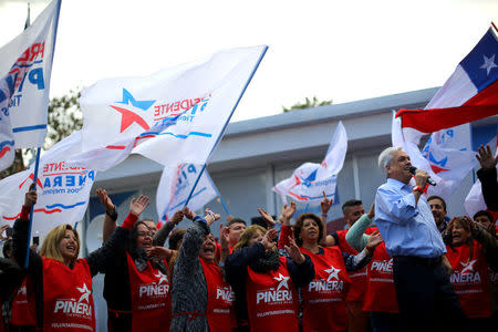 Chilean conservative presidential candidate Sebastian Pinera delivers a speech during a campaign rally in Santiago, Chile September 20, 2017. Picture taken September 20, 2017. REUTERS/Ivan Alvarado