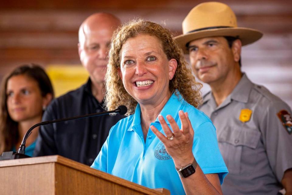 La representante federal Debbie Wasserman Schultz habla con la prensa sobre la restauración de los Everglades.