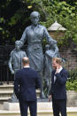 El príncipe Guillermo de Inglaterra, a la izquierda, y su hermano, el príncipe Enrique, develan una estatua que encargaron de su madre, la princesa Diana, en el que habría sido su 60 cumpleaños, el jueves 1 de julio de 2021 en el Jardín Hundido del Palacio de Kensington, en Londres. (Dominic Lipinski /Pool Photo via AP)