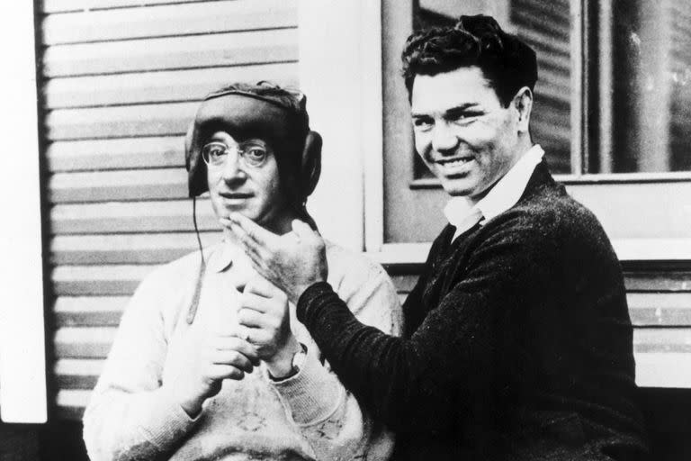 Leonard Zelig (Woody Allen) aparece con el boxeador Jack Dempsey, campeón de pesos pesados entre 1919 y 1926