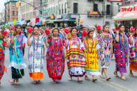 <p>Die Vielfalt der verschiedenen Volksgruppen in Mexiko spiegelt sich auch in den unterschiedlichen Trachten wieder. Die Frauen tragen teilweise üppige Röcke, die bei traditionellen Tänzen durch die Luft gewirbelt werden – andere Gewänder sind, je nach Region, schlichter. Doch eines haben die Gewänder alle gemeinsam: Sie sind allesamt farbenfroh und aufwendig verziert. (Bild: ddp Images) </p>