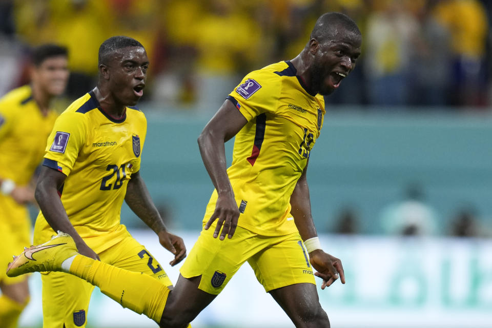 Enner Valencia celebra tras marcar el segundo gol de Ecuador en la victoria 2-0 ante Qatar en Jor, Qatar, el domingo 20 de noviembre de 2022. (AP Foto/Manu Fernández)