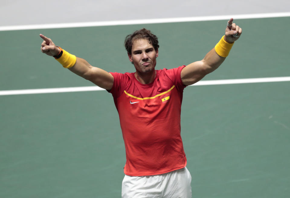 El español Rafael Nadal festeja la victoria en dobles ante Gran Bretaña en las semifinales de la Copa Davis, en la madrugada del domingo 24 de noviembre de 2019. (AP Foto/Bernat Armangue)