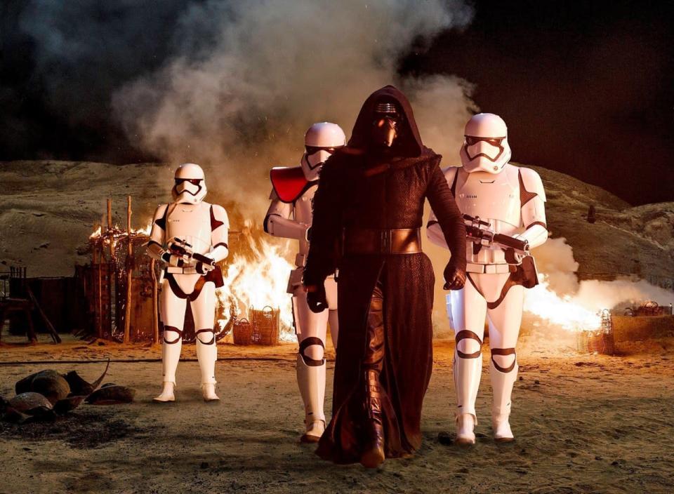 Empezamos con el villano de la película, el sith Kylo Ren (Adam Driver), que le debe su nombre a una misteriosa organización conocida como ‘Los Caballeros de Ren’. 