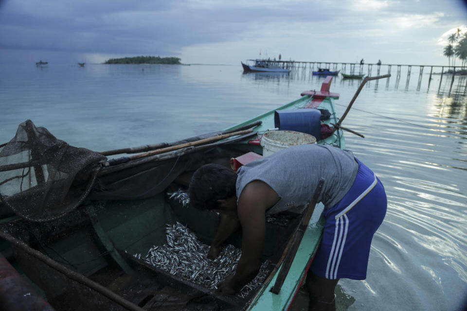 印尼納土納區，一位漁民與他的漁船。