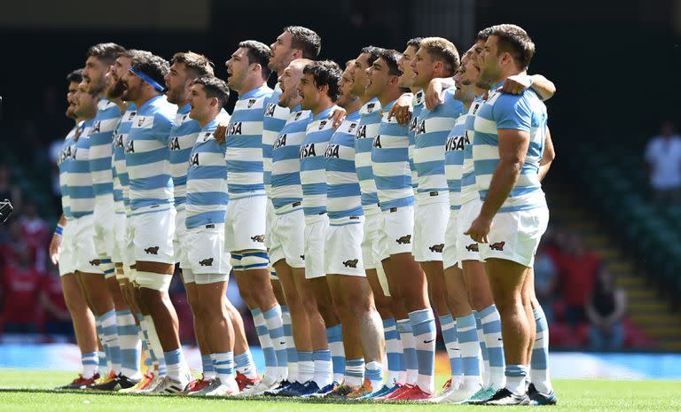 Los jugadores de los Pumas cantan el himno nacional antes del partido ante Gales en el Principality Stadium en Cardiff.