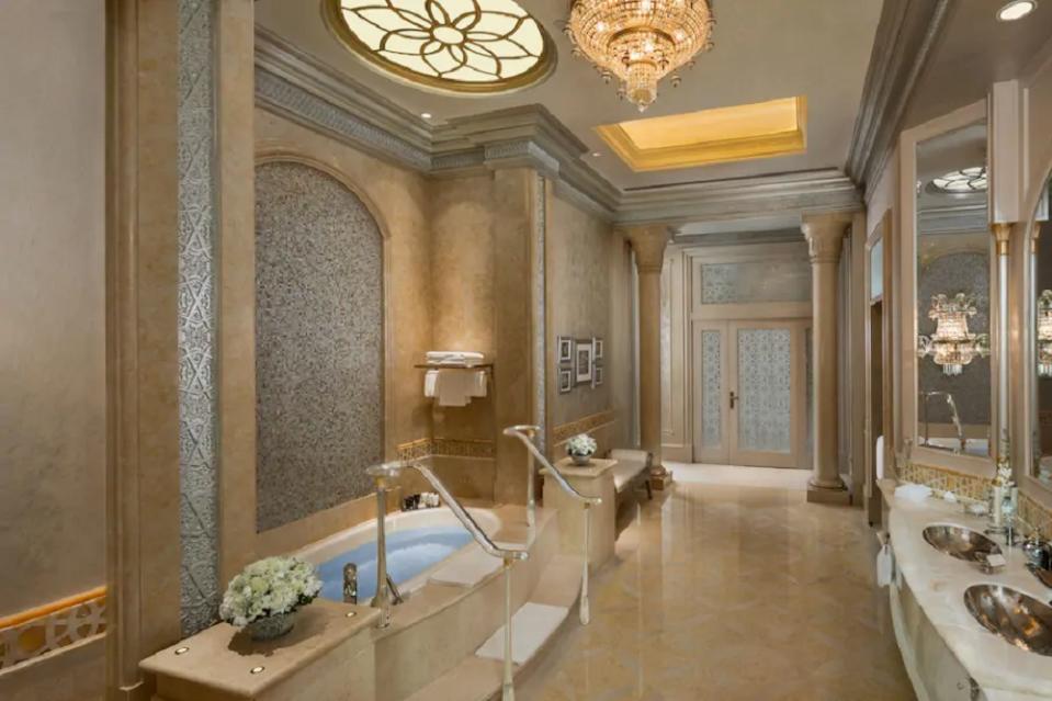 El ex Jefe de Estado tiene a su disposición un espacioso baño. El suelo y los muebles están construidos en mármol. (Foto: <a href="https://www.mandarinoriental.com/abu-dhabi/emirates-palace/luxury-hotel/accommodations/suites/three-bedroom-palace-suite" rel="nofollow noopener" target="_blank" data-ylk="slk:Emirates Palace;elm:context_link;itc:0;sec:content-canvas" class="link ">Emirates Palace</a>)