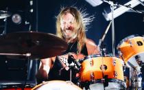 Seit 1997 war er Teil der Foo Fighters, mit Taylor Hawkins and the Coattail Riders gründete der Schlagzeuger 2006 seine eigene Band: Taylor Hawkins galt als einer der besten Rock-Drummer der Gegenwart. Er starb am 25. März 2022 in einem Hotelzimmer in Bogotá, eine genaue Todesursache wurde nicht bekannt. Bei einer ersten Untersuchung fand die Polizei allerdings Spuren von verschiedenen Drogen und Antidepressiva in seinem Blut. (Bild: Rich Fury/Getty Images)