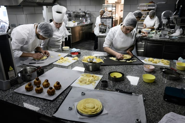 Cours à l'Ecole nationale supérieure de pâtisserie (ENSP) d'Yssingeaux en Haute-Loire, le 13 juin 2024 (JEAN-PHILIPPE KSIAZEK)
