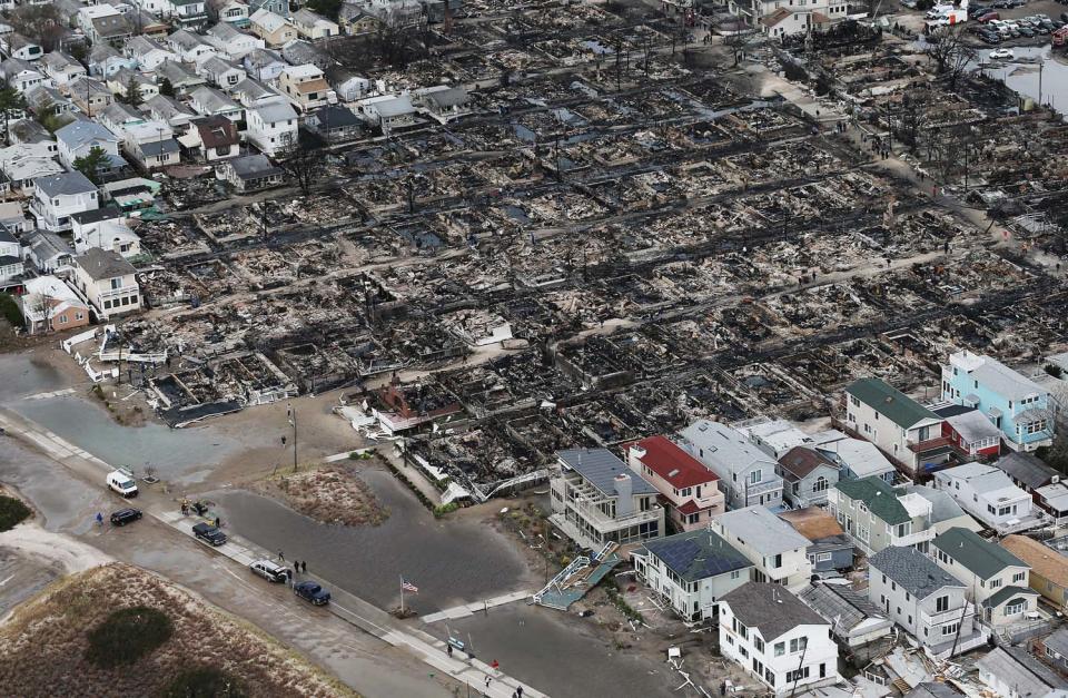 Vista aérea de un sector de casas incendiadas en el barrio Breezy Point, producto del huracán Sandy, en el distrito de Queens, en Nueva York, el 31 de octubre de 2012. Mario Tama/Getty Images