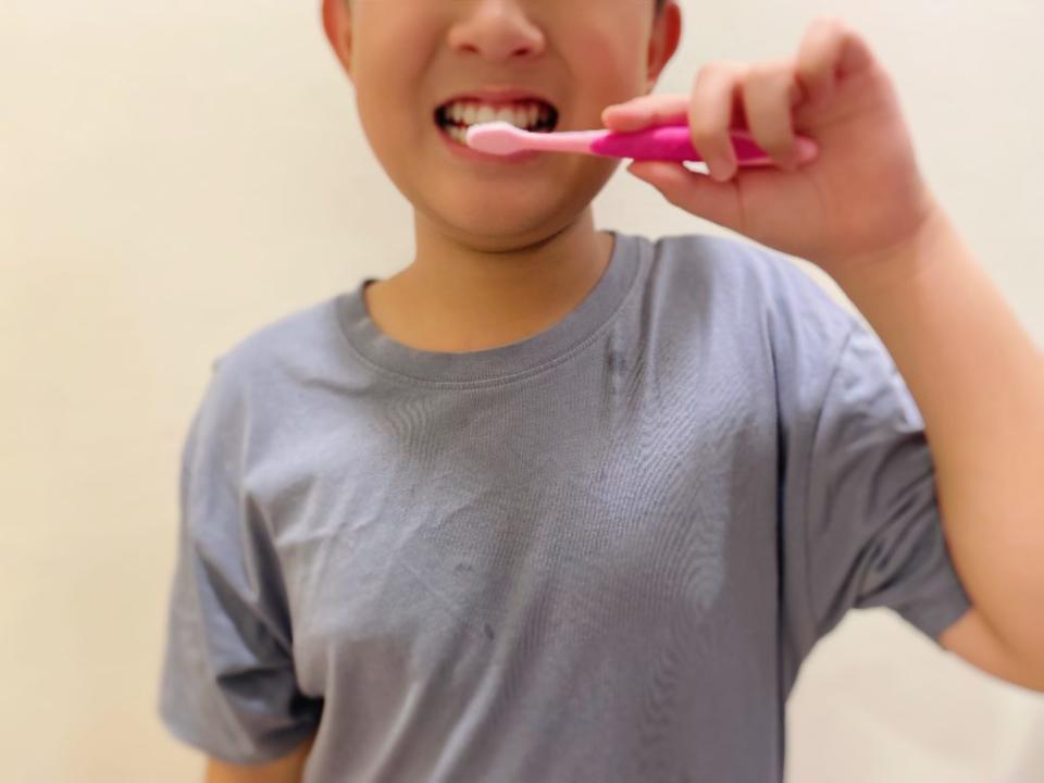醫師鄭傑夫說，刷牙不徹底可能導致牙周病，研究顯示，牙周病患者罹患自體免疫疾病及心血管疾病如心肌梗塞、腦中風的風險較高。（南市醫提供）