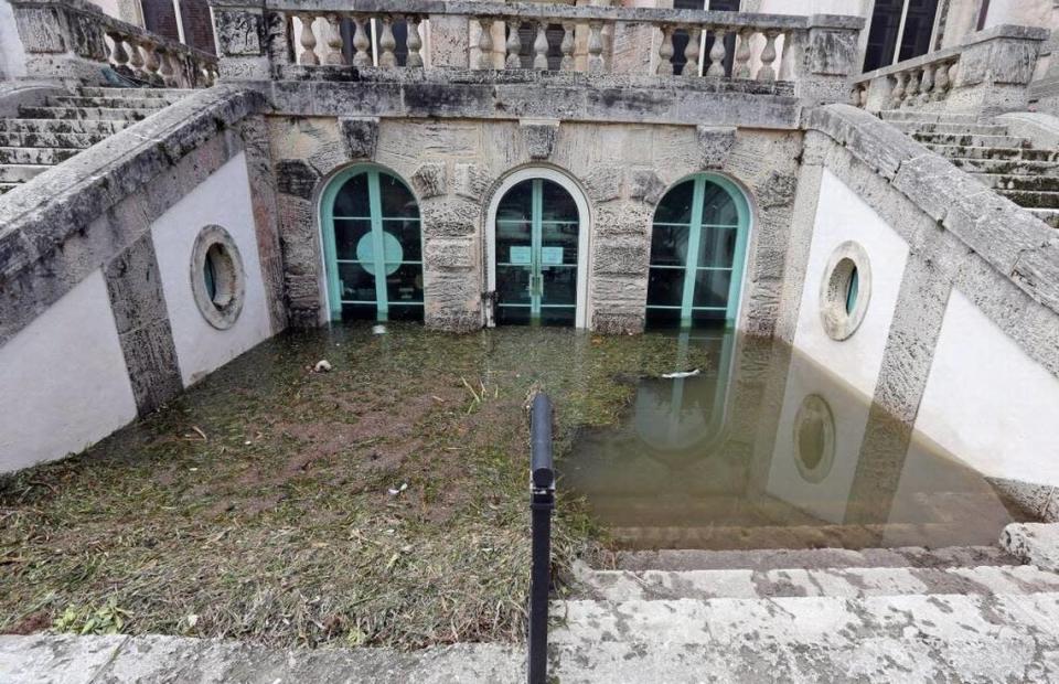 Vizcaya Museum and Gardens sufrió algunas inundaciones tras el huracán Irma. Miami-Dade recibió dinero federal para arreglar casas y negocios después de la tormenta, incluyendo algo de dinero para la compra de viviendas.