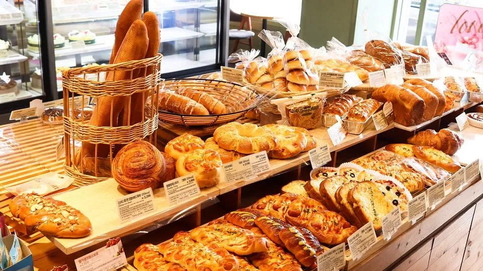 麵包除了麵粉外，也加了不少的糖、奶油或是餡料，一不小心就容易讓熱量爆表。(圖／Pixabay) 