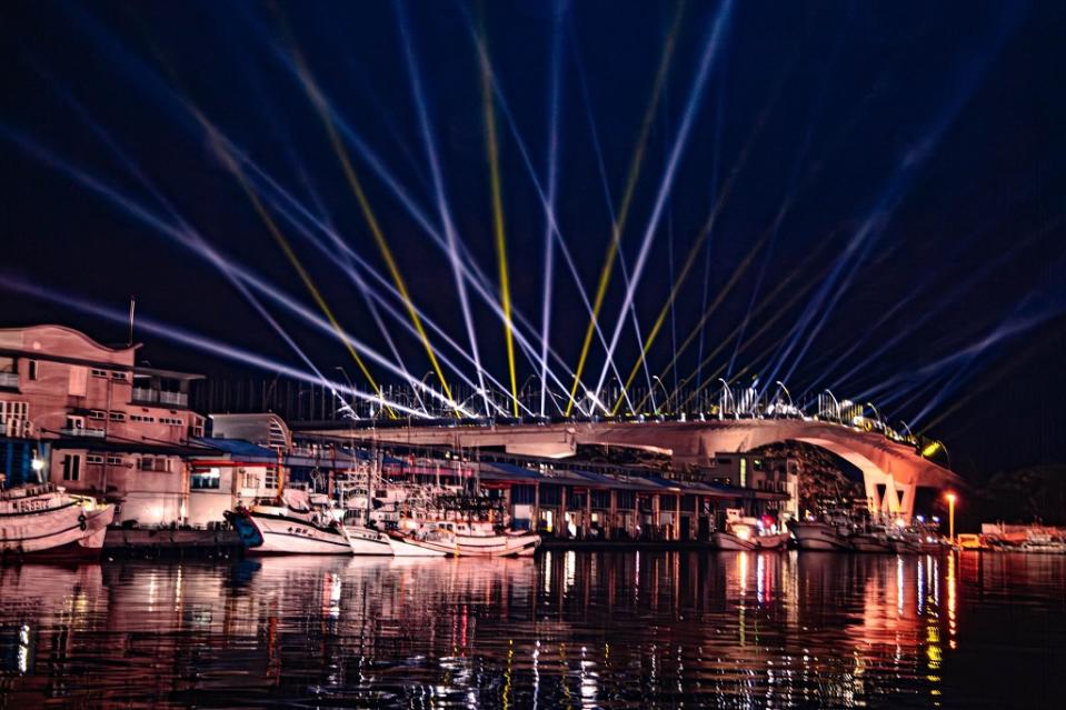 ▲南方澳大橋的鵲橋燈光遠景。