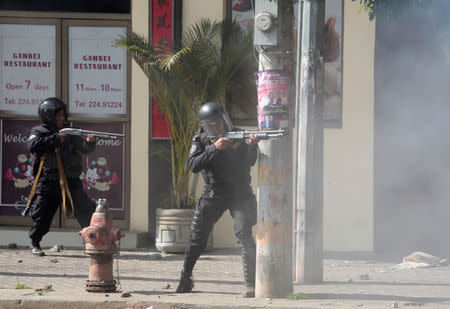 Riot policemen fire rubber bullets towards university students protesting over a controversial reform to the pension plans of the Nicaraguan Social Security Institute (INSS) in Managua, Nicaragua April 21, 2018. REUTERS/Oswaldo Rivas