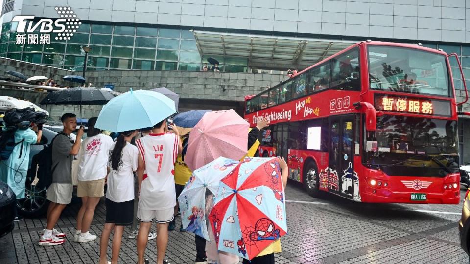 儘管下起大雨，球迷依舊冒雨支持，一起參與新北國王冠軍遊行。（圖／胡瑞麒攝）