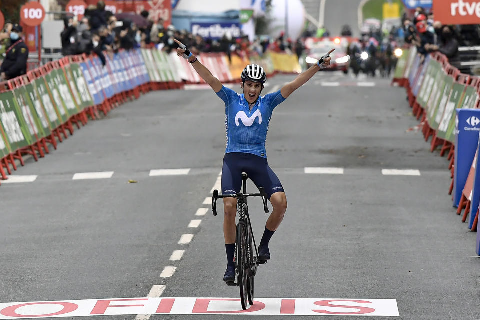 Marc Soler celebra tras ganar la segunda etapa de la Vuelta a España, el miércoles 21 de octubre de 2020, en Lekunberri. (AP Foto/Álvaro Barrientos).