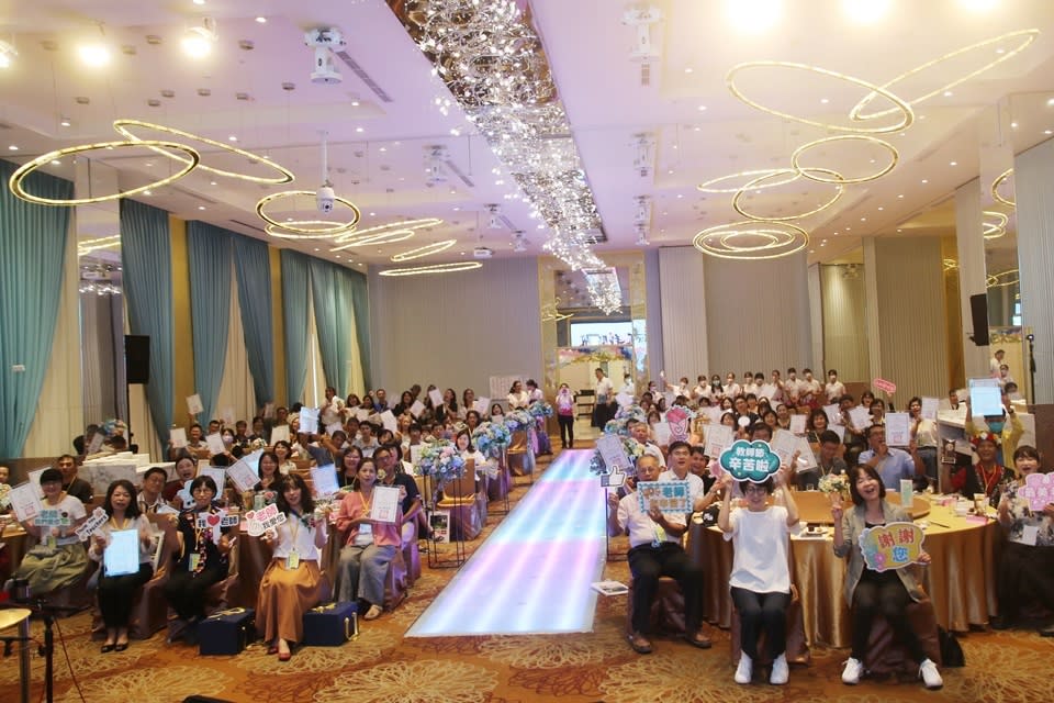 臺東縣政府在教師節前夕表揚縣內共222位教育工作者。