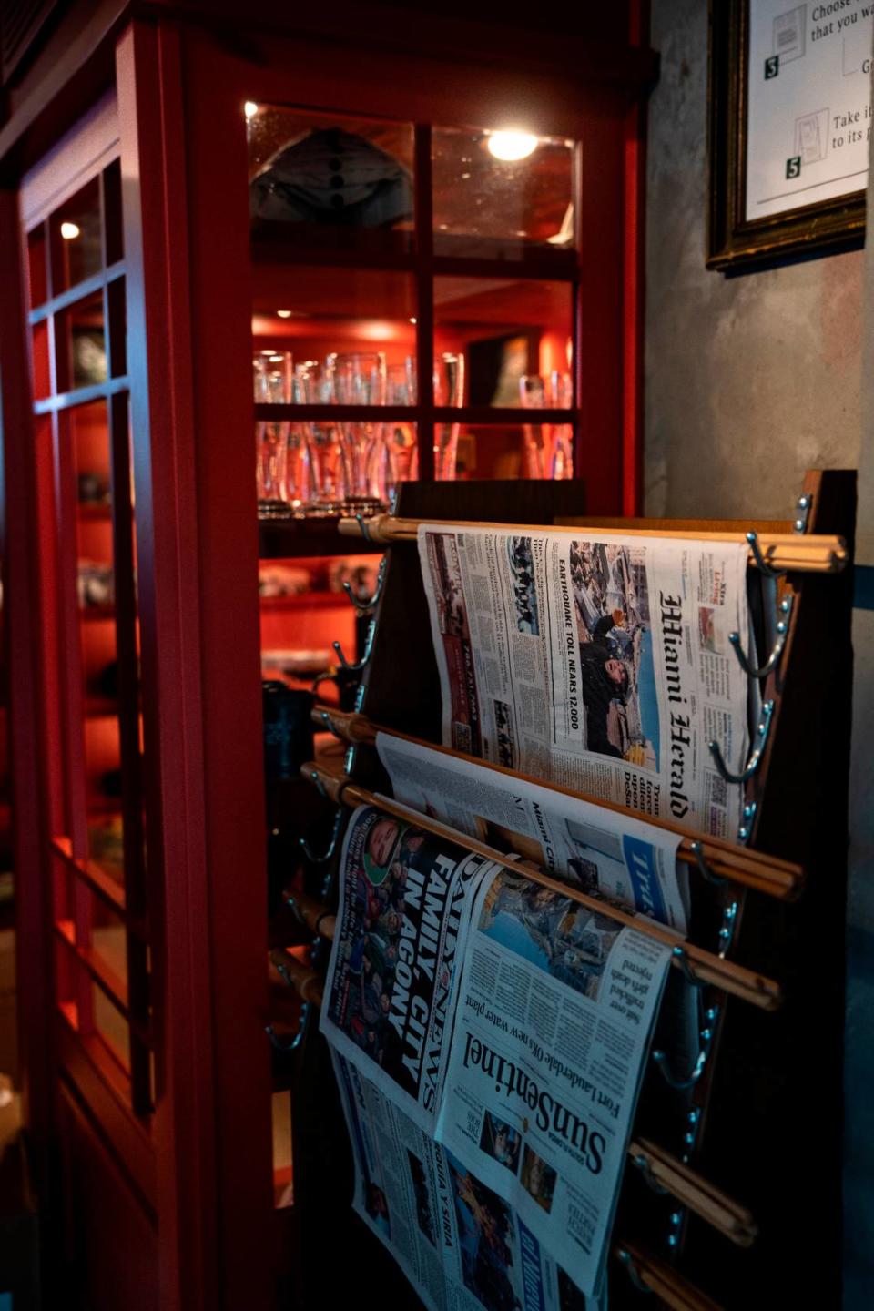 Vuelven los estantes de periódicos a News Café, que acaba de reabrir en Ocean Drive.