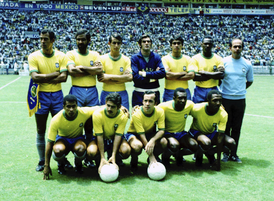 ARCHIVO - En esta foto del 17 de junio de 1970, aparece Pelé y el resto de la selección brasileña, antes de la semifinal mundialista ante Uruguay, en Guadalajara (AP Foto/Staff/Strumpf, archivo)