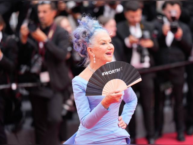 Blaue Haare, blaues Kleid und ein F&#xe4;cher mit der Aufschrift &quot;Worth It&quot;: Dame Helen Mirren bei der Er&#xf6;ffnung der Filmfestspiele von Cannes. (Bild: imago/Alexandra Fechete)
