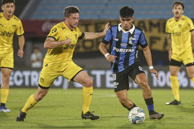 Peñarol le ganó a Liverpool y estiró la definición del Campeonato Uruguayo