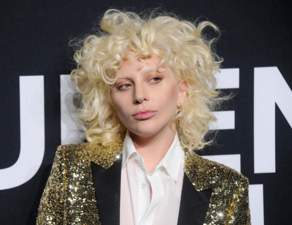 <p>The pop star, who recently made headlines for crooning the National Anthem at the Super Bowl, arrived with giant ringlet curls and no-makeup makeup — even her lips were beige. <i>(Photo: Getty Images)</i><br></p>