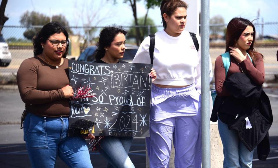 Los estudiantes de Gustine High School sostuvieron carteles para mostrar su apoyo al estudiante de último año Brian Ortiz Núñez, quien está luchando contra un cáncer poco común. La escuela celebró una ceremonia de graduación para Ortiz Núñez el viernes 12 de abril de 2024.