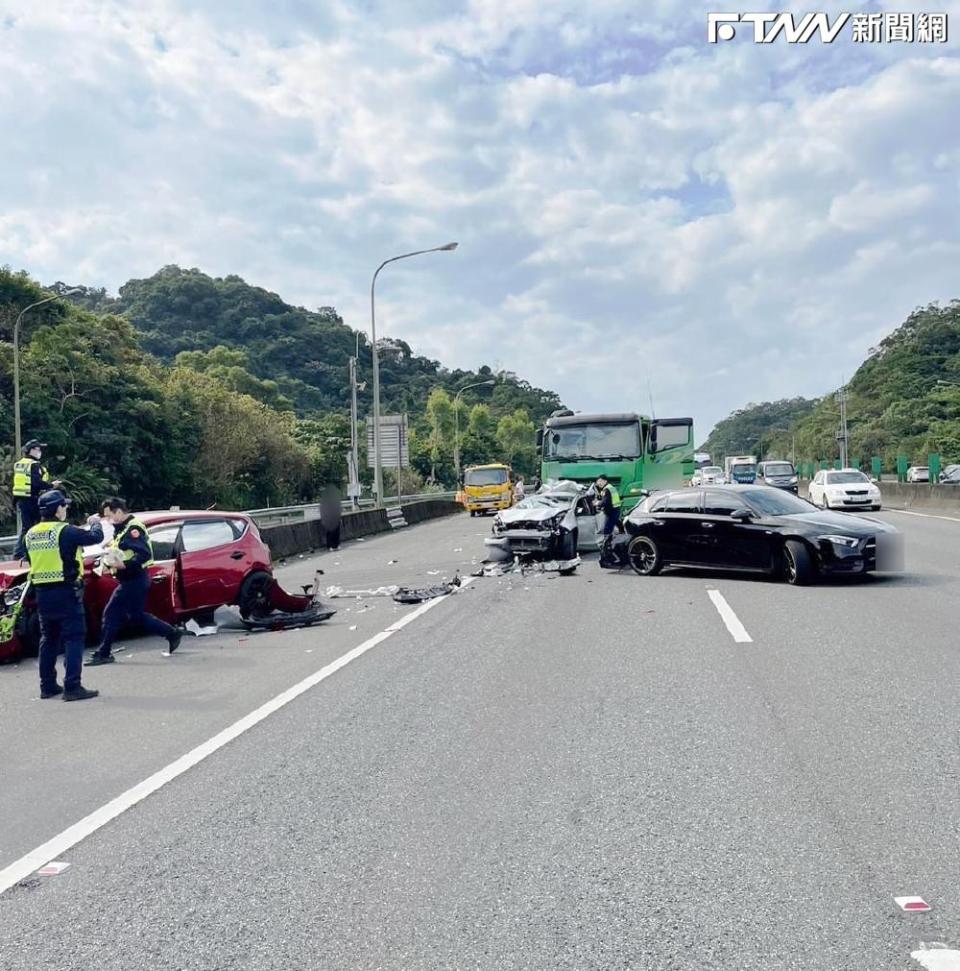 一輛營業半聯結車行經該處時，因不明原因撞擊4部自小客車，現場一片凌亂。（圖／翻攝畫面）