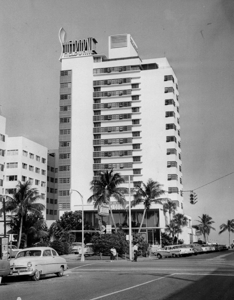 Shelborne South Beach reabrirá en 2025. Arriba: una foto del hotel de los archivos de Miami Herald.