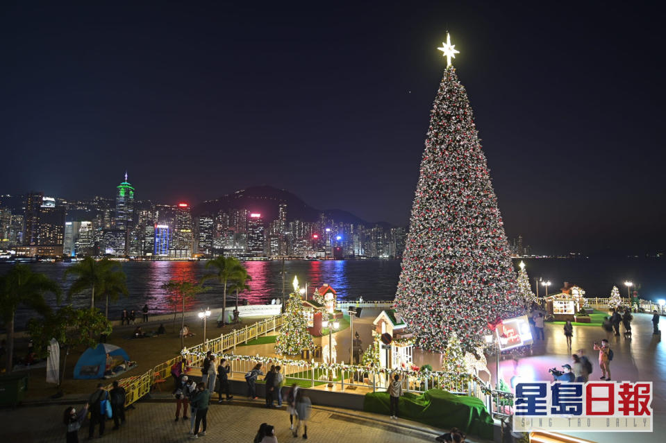 聖誕小鎮首次移師至西九，20米高巨型聖誕樹明晚亮燈。