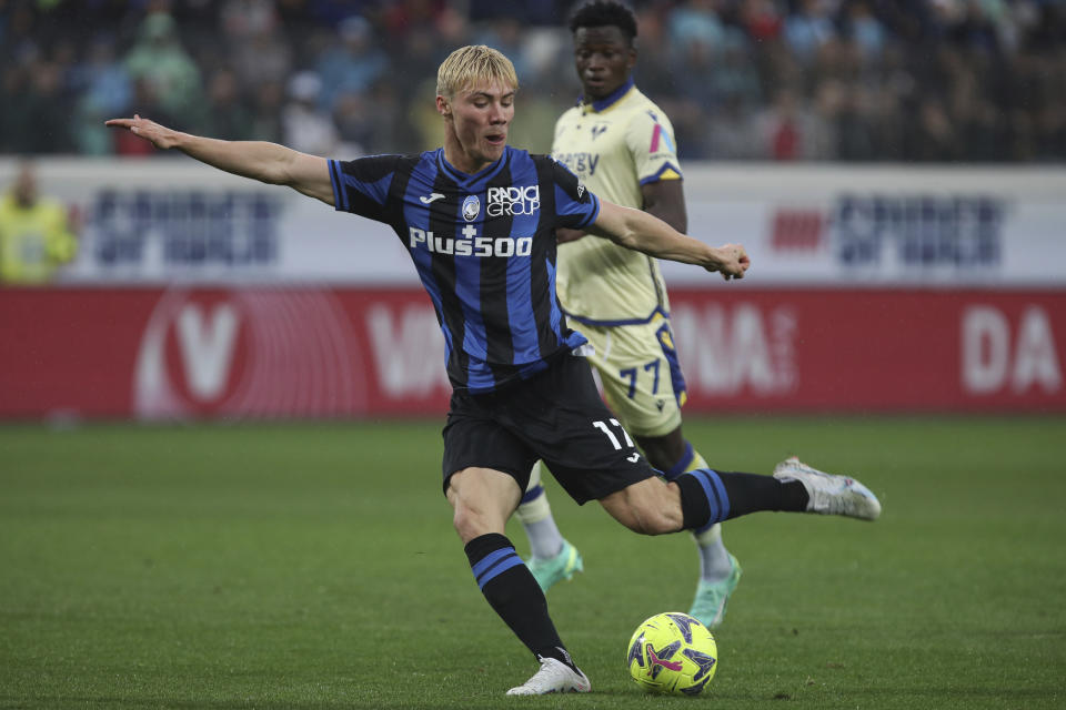 Rasmus Hojlund del Atalanta disparo a gol en el encuentro ante el Hellas Verona en la Serie A en el encuentro del sábado 20 de mayo del 2023. (Stefano Nicoli/LaPresse via AP)