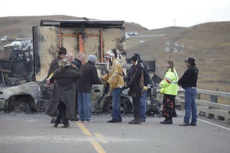 Chief Arvol Looking Horse, spiritual leader of the Sioux Nation (C) meets with Morton County Sheriff's Department officers near a Dakota Access pipeline construction site north of Cannon Ball, North Dakota, U.S. October 29, 2016. REUTERS/Josh Morgan