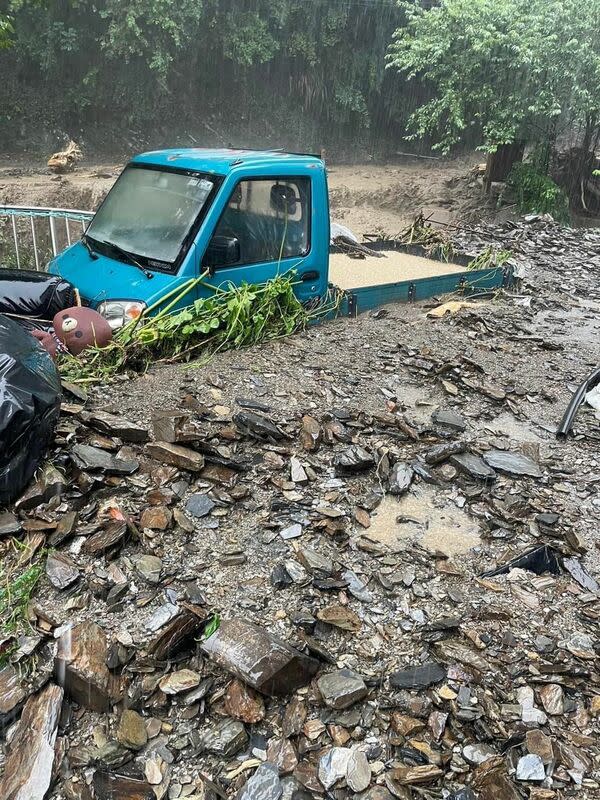 土石流淹沒車輛一半高。   圖：翻攝洪文全臉書