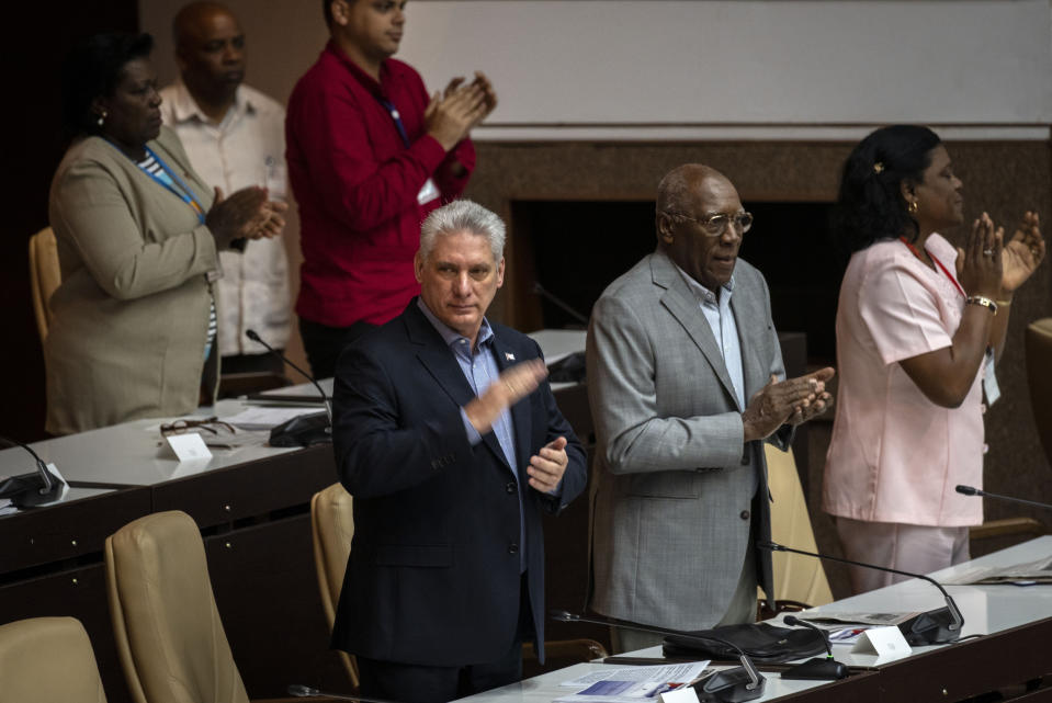 El presidente de Cuba, Miguel Díaz-Canel, adelante a la izquierda, aplaude antes del inicio de una sesión en la Asamblea Nacional del Poder Popular en La Habana, Cuba, el viernes 20 de diciembre de 2019. (AP Foto / Ramón Espinosa)