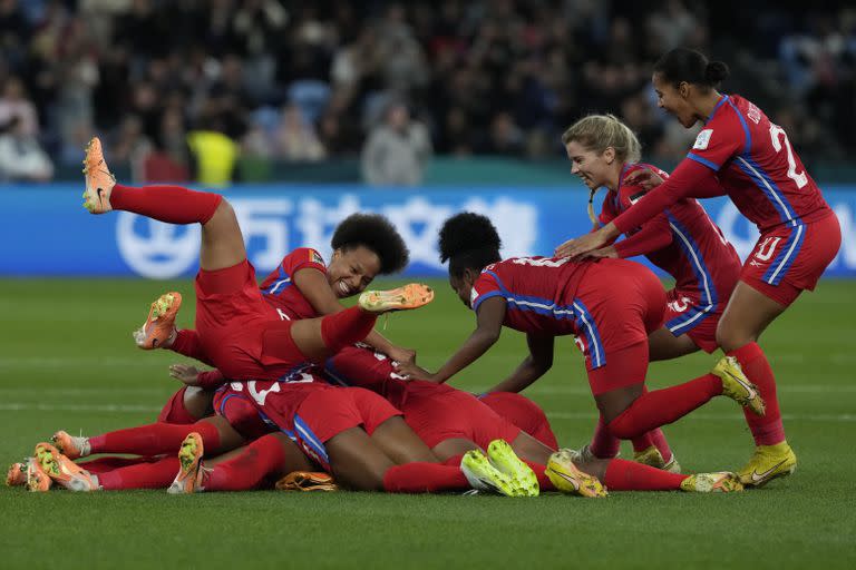 Las jugadoras de Panamá celebran el gol de Marta Cox para abrir el marcador en el partido contra Francia 