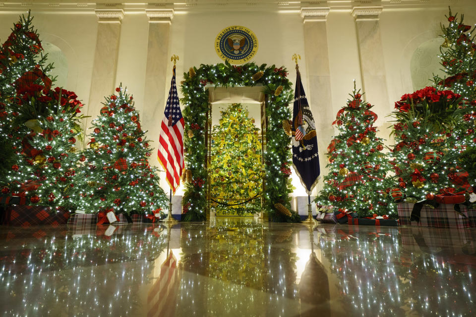 La Casa Blanca, decorada para Navidad, será sede de una serie de fiestas organizadas, en plena pandemia de covid-19, por el presidente Donald Trump y su esposa Melania. (Photo by Drew Angerer/Getty Images)